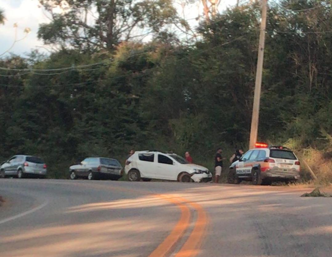 Buraco na Pista Causa Capotamento na AMG-1210 e Motorista é Socorrido pelo SAMU em Itabira