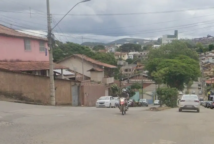 Criança fica ferida e condutor é retirado de prancha após carro bater em poste no bairro Amazonas em Itabira