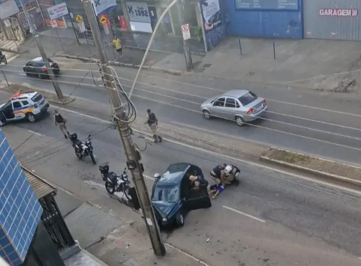 Furou bloqueio, subiu na calçada e bateu em poste: suspeito com mandado de prisão é capturado com revólver raspado após fuga em João Monlevade