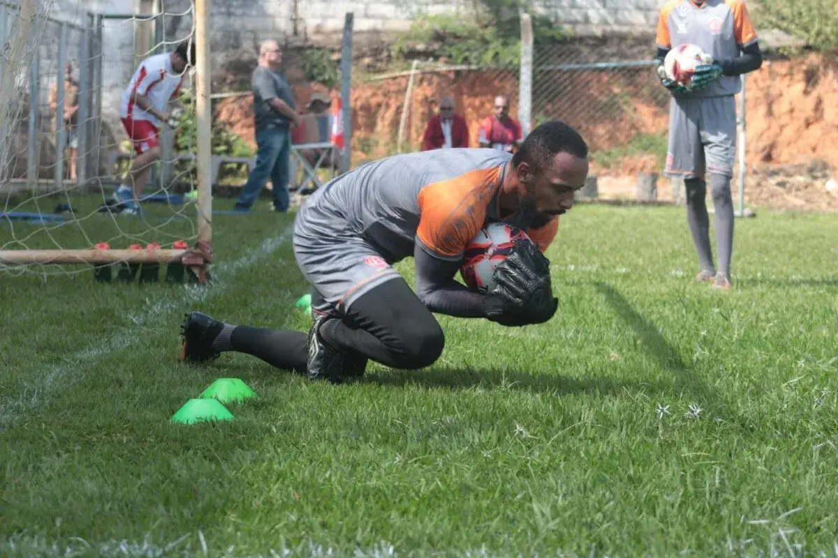 Goleiro Reynaldo projeta estreia do Valério no Módulo II e exalta torcida de Itabira