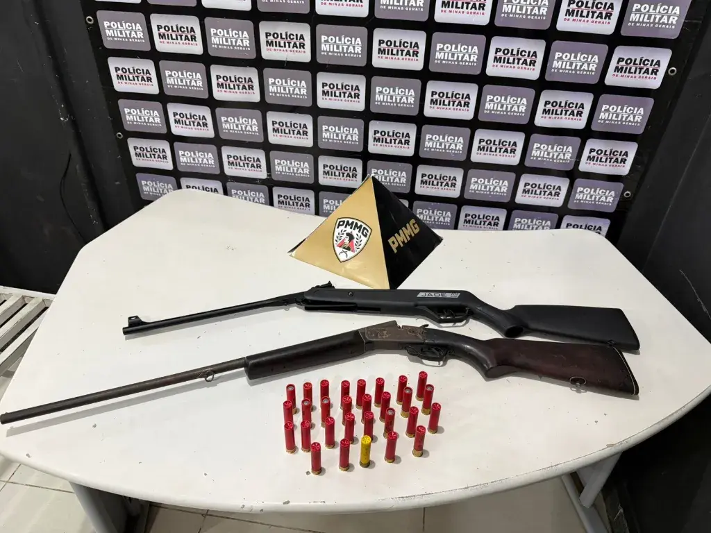 Homem é preso com espingarda e munições escondidas em galinheiro em Itabira
