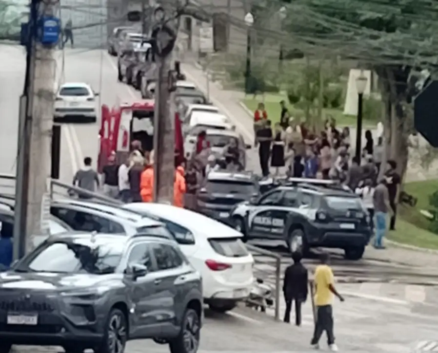 Idoso passa mal ao volante e carro desgovernado atinge quatro motos estacionadas no Centro de Itabira