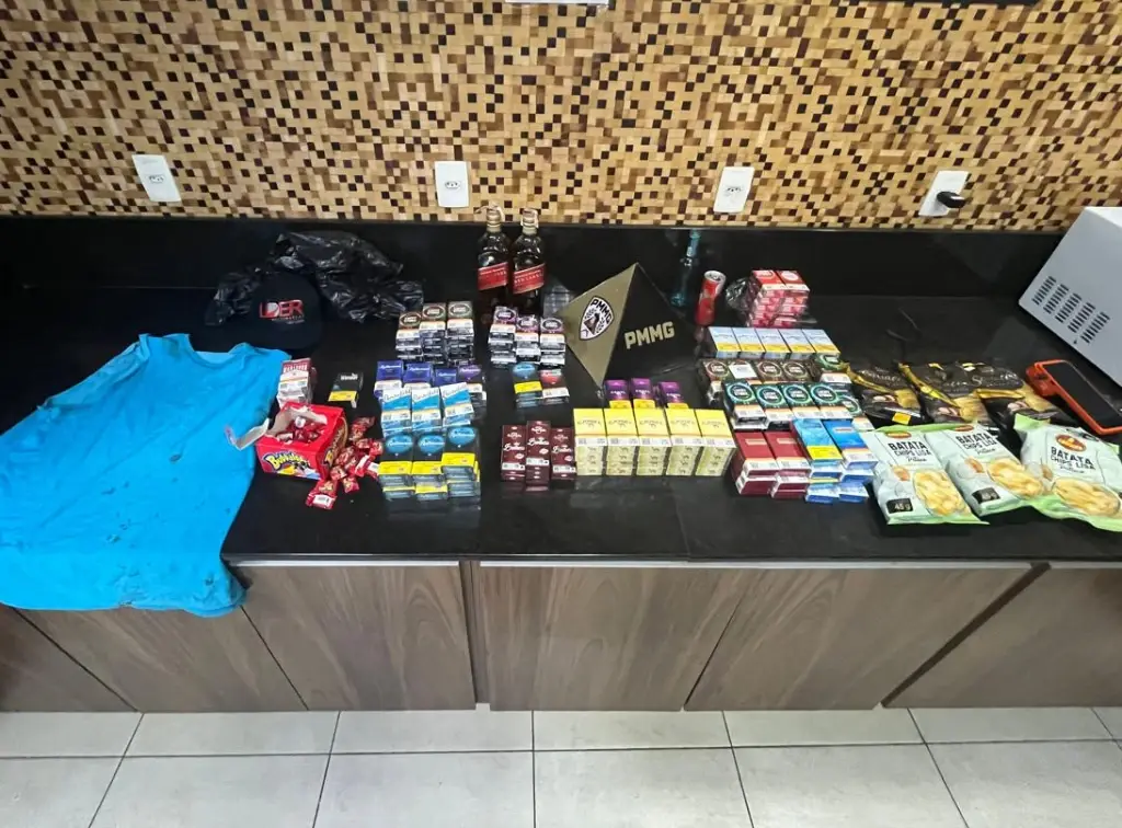 PM prende homem em flagrante após invasão de comércio na madrugada em São Domingos do Prata; câmeras mostram tudo