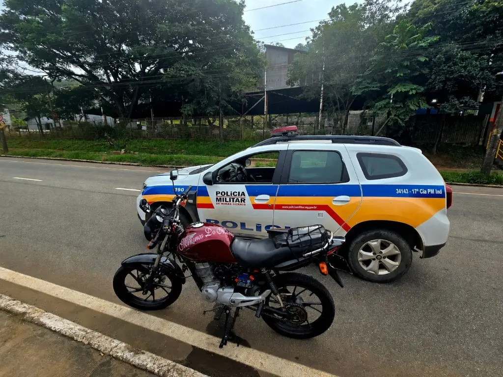 PM remove motocicleta com placa dobrada e diversas irregularidades durante patrulhamento em João Monlevade