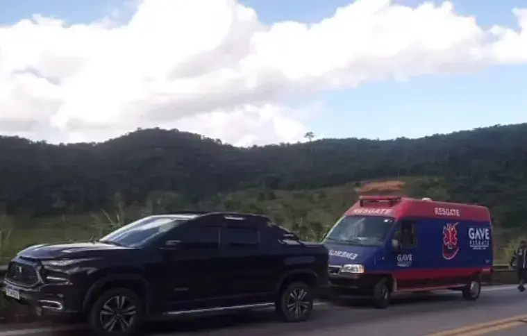 Ultrapassagem termina em batida frontal entre caminhonete e Gol na MGC-120 — criança estava no carro no momento do choque