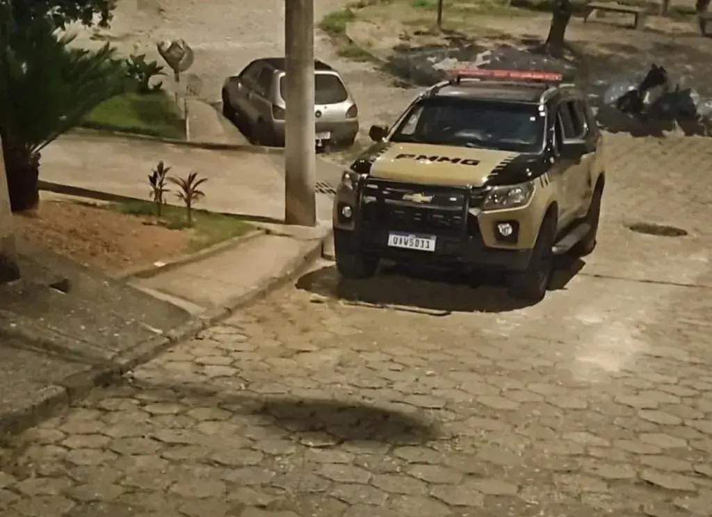 Homem é preso e dois adolescentes são apreendidos por tráfico de drogas no Juca Batista em Itabira