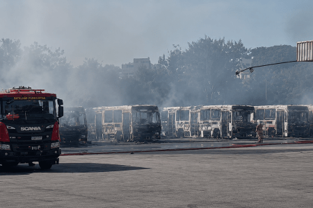 Incêndio destrói 27 ônibus em garagem de BH neste domingo