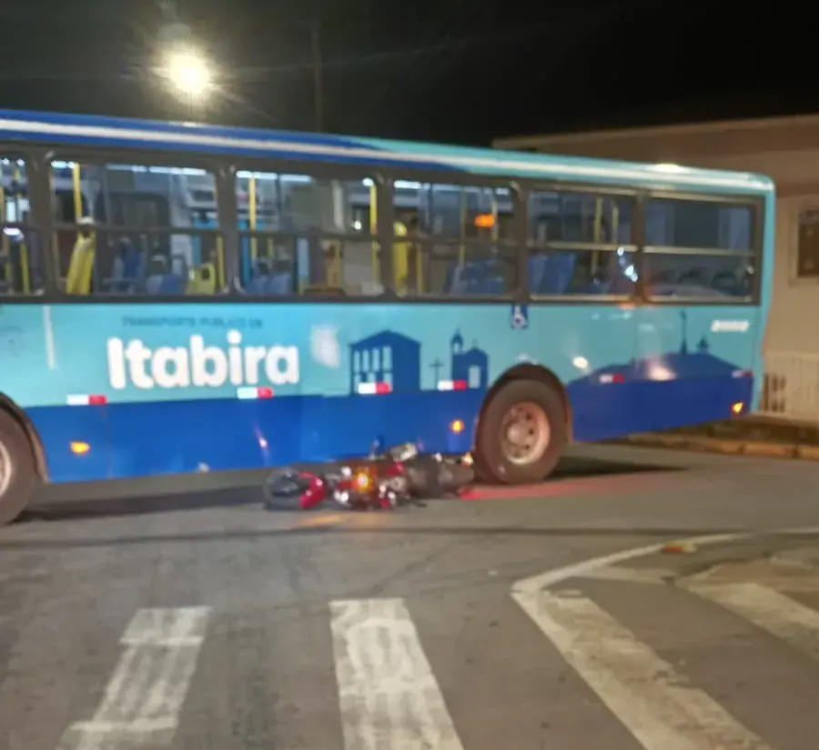 Moto colide com ônibus da Viação Itabira no bairro Penha e deixa dois feridos