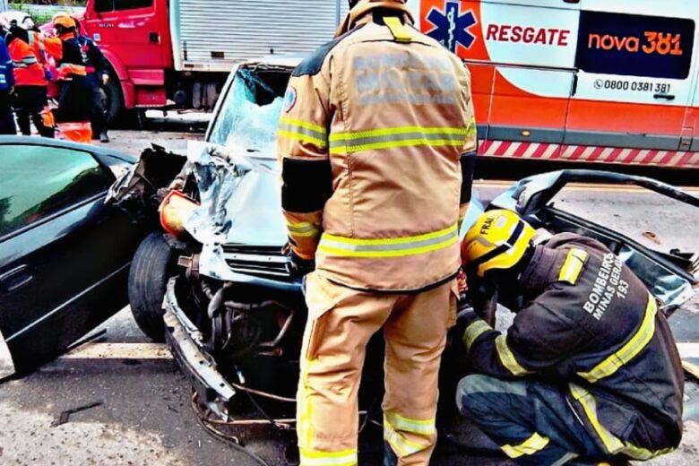 Motociclista morre e motorista fica em estado grave após acidente com três veículos na BR-381 em Nova Era