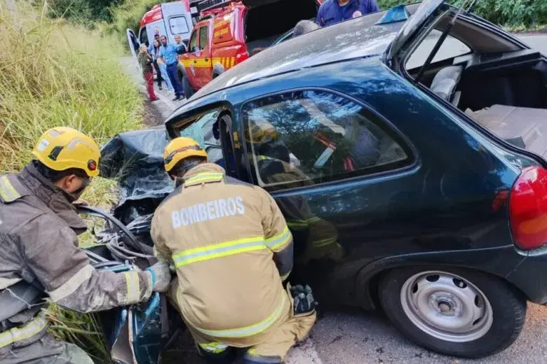 Motorista fica preso às ferragens após acidente na MG-129 entre Itabira e Nova Era e é resgatado pelos Bombeiros