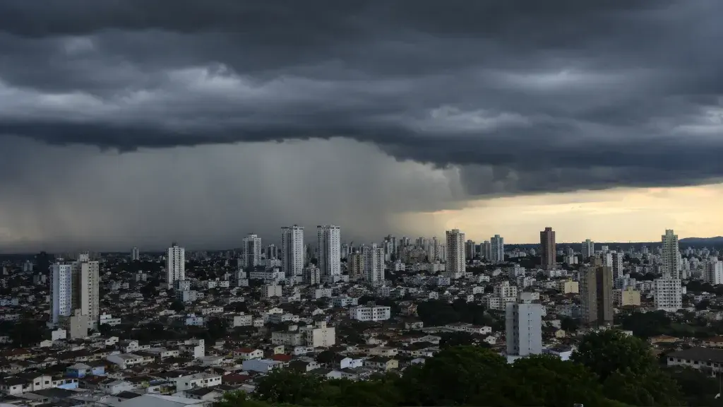 Quarta-feira fria e úmida em Itabira: sol aparece, mas chuva rápida volta ao longo do dia