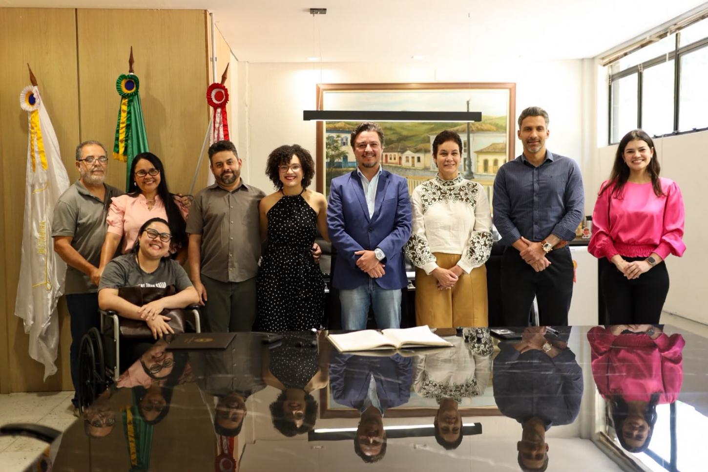 Câmara de Itabira empossa nova analista legislativa aprovada em concurso