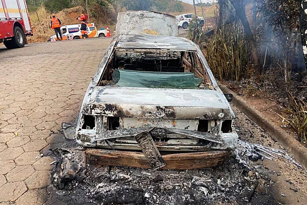 Carro é destruído por incêndio na BR-381, em Nova Era; ninguém fica ferido