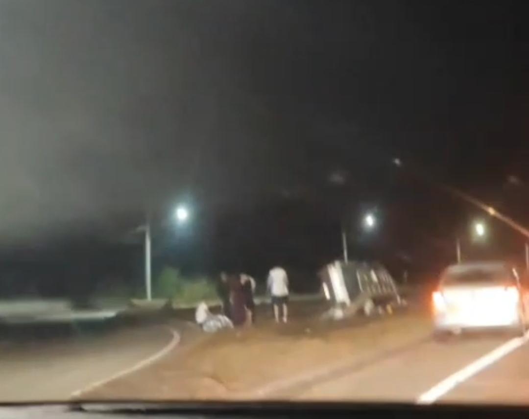 Fiat Uno capota na MG-129 e adolescente fica ferido em Itabira