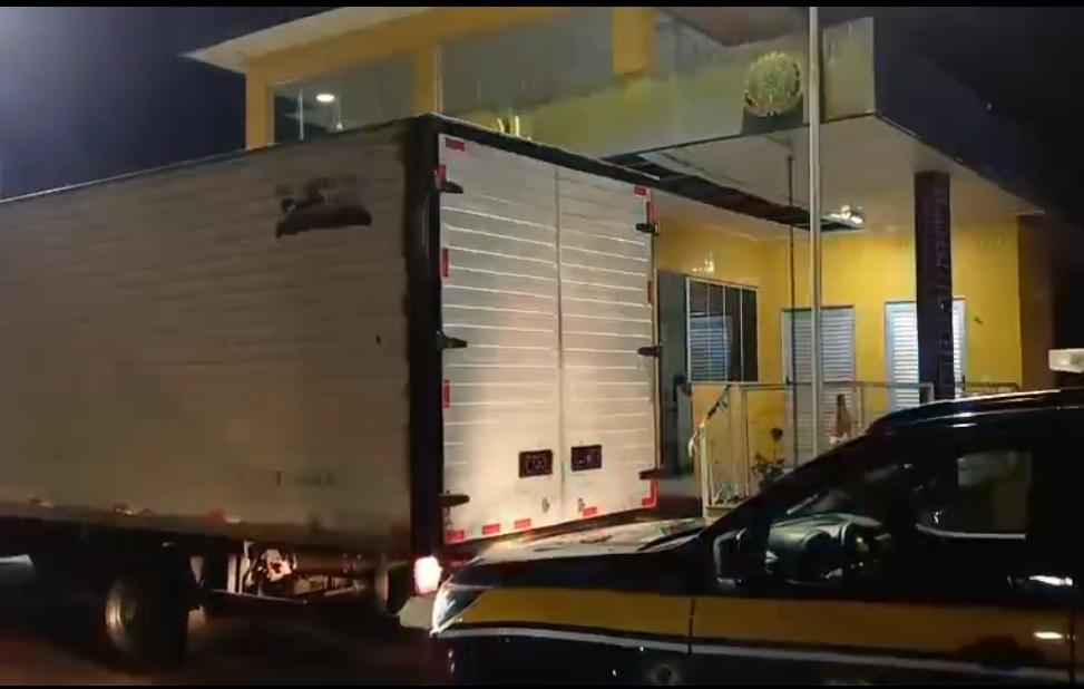 PRF recupera caminhão furtado após perseguição na BR-381 em João Monlevade