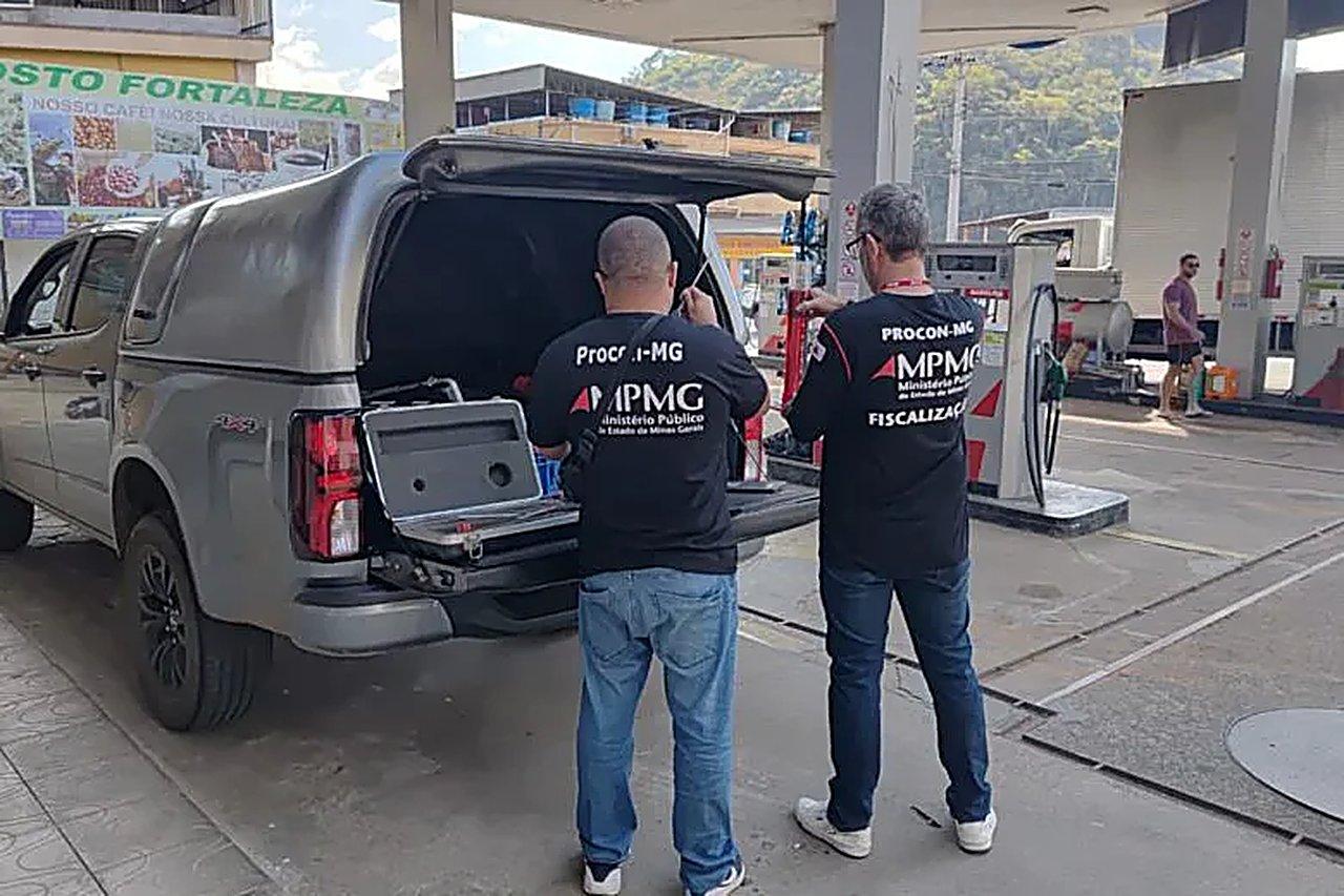 Procon autua dois postos e interdita bicos de combustível em Itabira