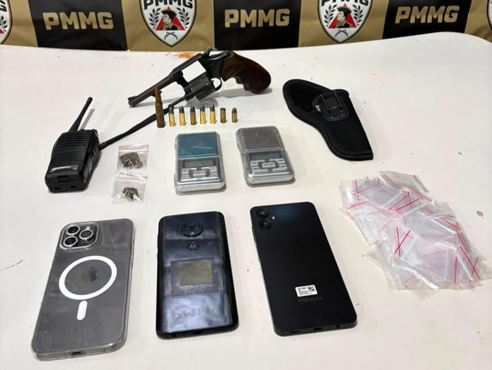 Trio é preso com revólver, munição de fuzil e drogas no bairro São Pedro, em Itabira