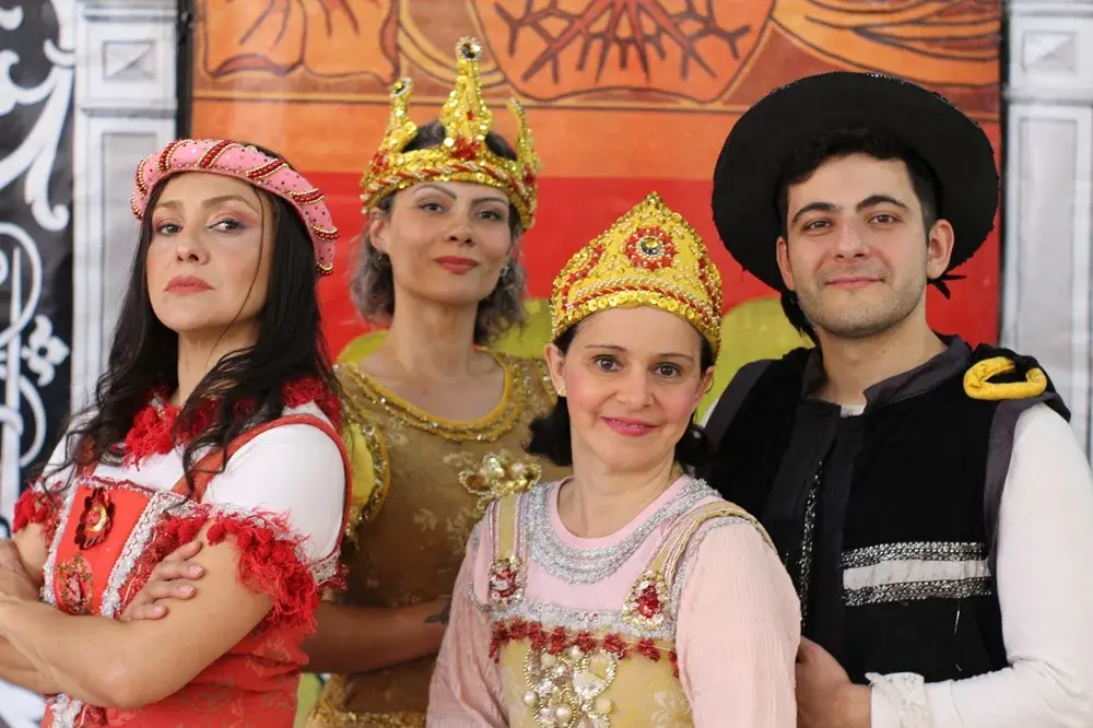 Teatro gratuito leva diversão e educação alimentar à Praça da Paz, em João Monlevade
