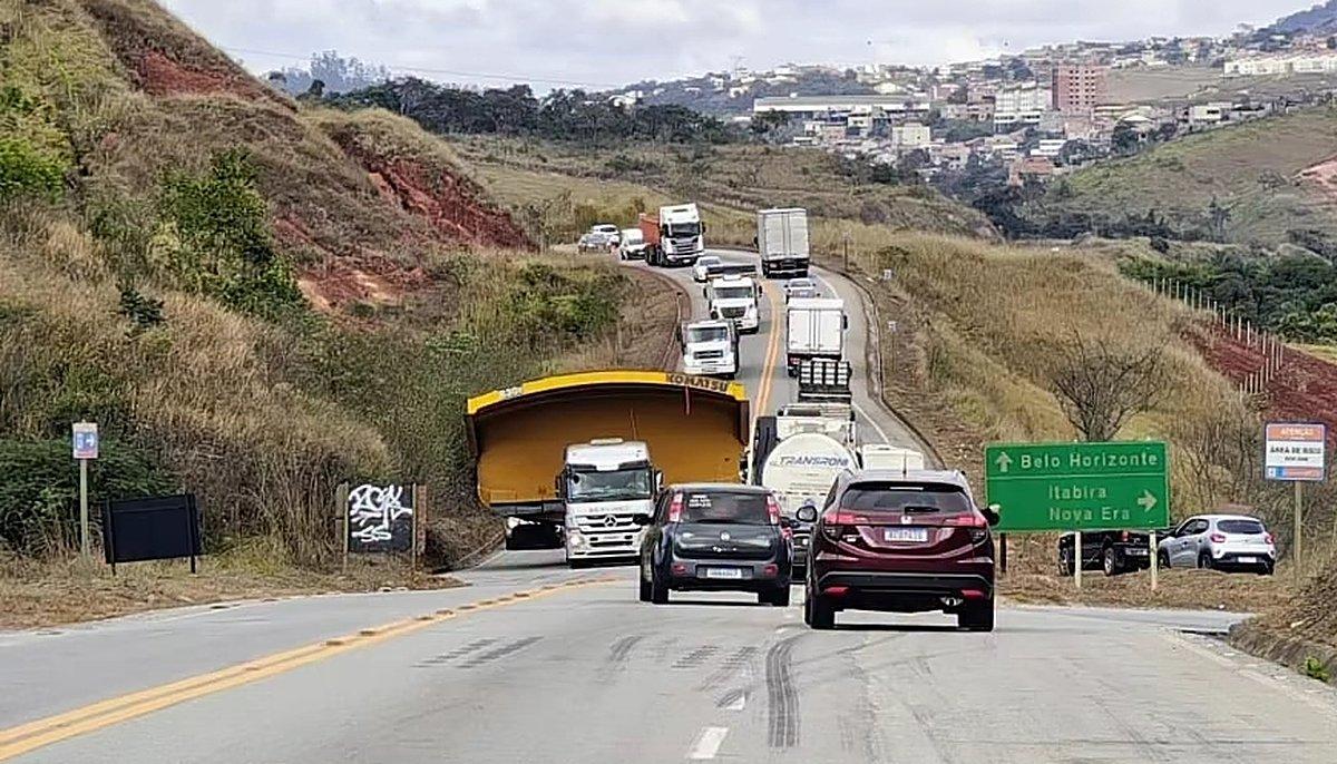 Deslocamento de equipamento para a Mina Cauê provoca retenções em rodovias de Itabira