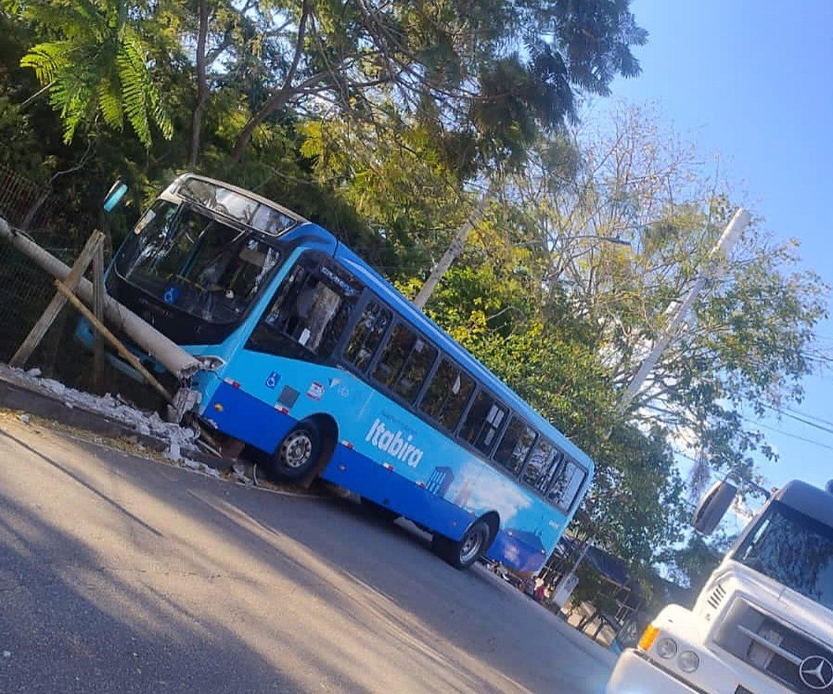 Ônibus atinge poste antes de iniciar viagem da linha Santa Marta em Itabira