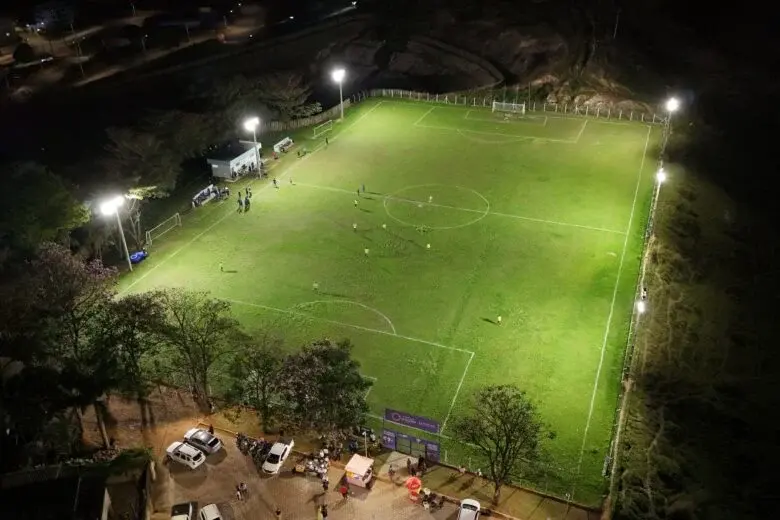 Campo do União ganha iluminação e amplia esporte à noite em Itabira