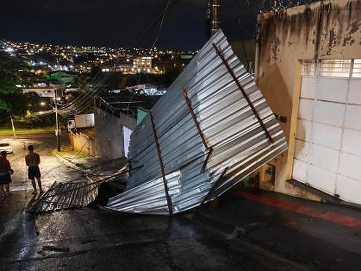 Granizo destelha casas e provoca estragos no Barreiro, em BH