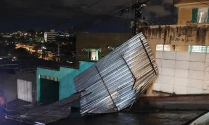 Granizo destelha casas e provoca estragos no Barreiro, em BH
